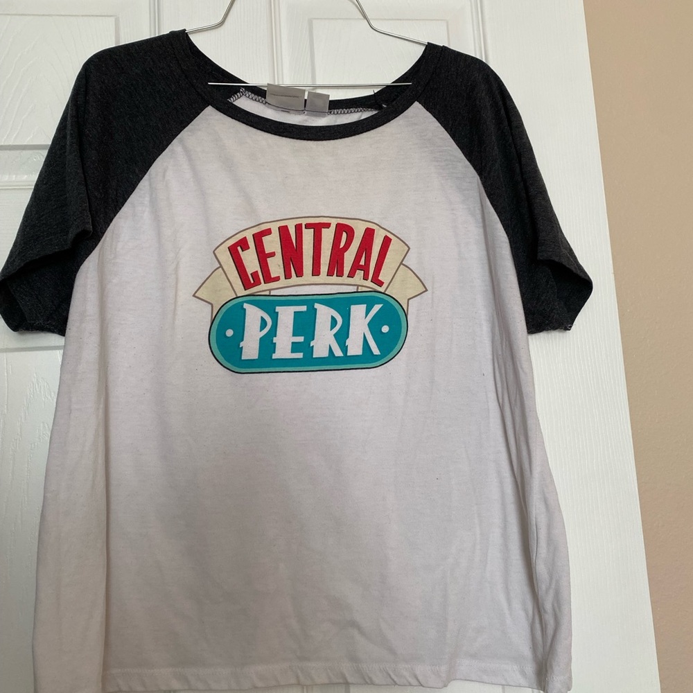 Friends tshirt size large. Light crop
